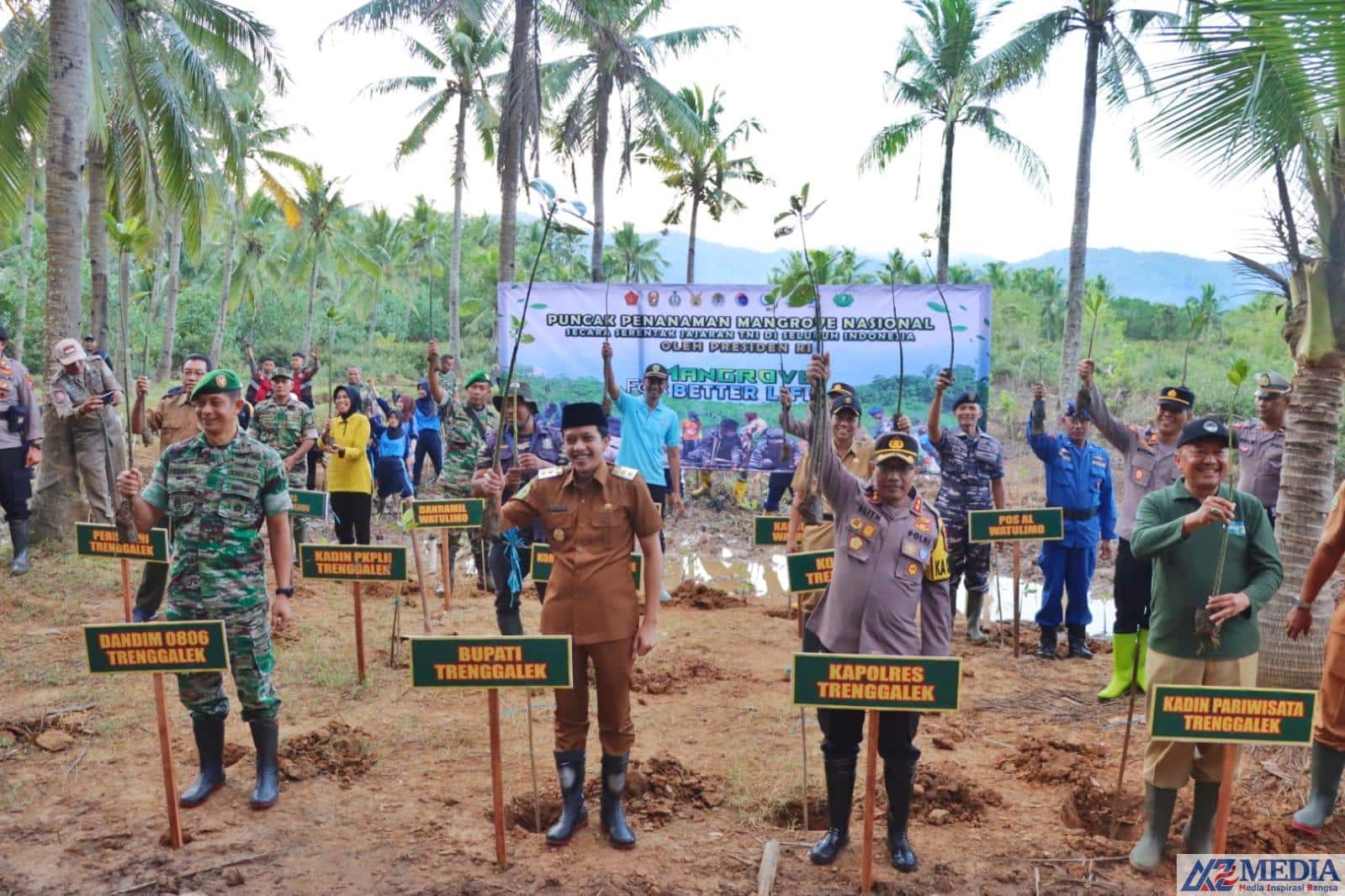 IMG 20230517 WA0057 Sinergitas TNI – Polri di Trenggalek Tanam Mangrove Cegah Abrasi Wujudkan Habitat Laut Yang Asri