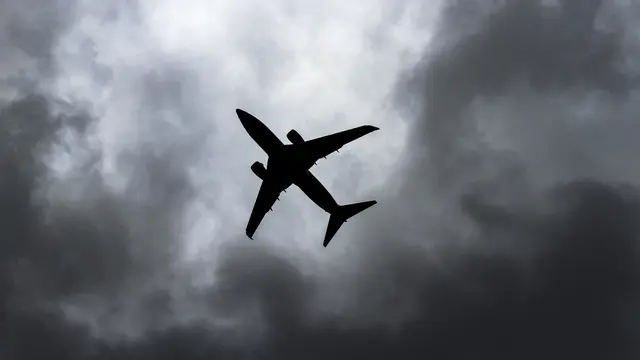 054030400 1610270651 trinity moss CwlFCanvxr8 unsplash Apakah Bahan Bakar Pesawat Dari Kotoran Manusia,Bisa Jadi Masadepan Penerbangan ?