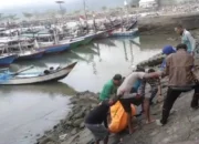 6531f7efb2c62 evakuasi jenazah yang terapung di perairan prigi 1265 711 Nelayan Temukan Mayat Terikat Jeriken Mengapung di Perairan Prigi Watulimo Trenggalek