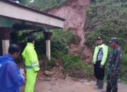 659cb64128dcb rumah warga di tulungagung rusak terkena longsor tebing 1265 711 Rumah Warga Tulungagung Tertimpa Longsor 9 Meter