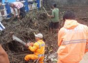 banjir di tulungagung gegara jembatan tersumbat rumpun bambu dan sampah 43 Banjir Bandang Terjang Desa Joho