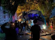 bus peziarah tabrak truk di Sidayu 1067346126 Bus Peziarah Tabrak Truk Tronton di Gresik Jatim, 5 Orang Meninggal Dunia