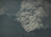 gunung lewotobi kembali erupsi 169 6 Gunung di Indonesia Meletus Serentak di Januari 2024