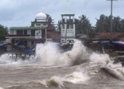 6363378bd396c arsip foto gelombang tinggi menerjang bagian wilayah teluk labuan banten 665 374 Waspada Gelombang Tinggi hingga 4 Meter di Sejumlah Perairan Indonesia