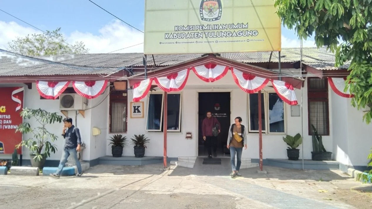 64d1e363d5af7 kpu tulungagung tampak dari depan jatim KPU Tulungagung Kembali Temukan 10 WNA Masuk DPT Pemilu 2024