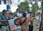 Bawaslu bersama Satpol PP Tulungagung menertibkan Masih Bandel, Puluhan APK Langgar Aturan di Pagar GOR Lembupeteng Tulungagung Dicopoti