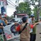 Bawaslu bersama Satpol PP Tulungagung menertibkan Masih Bandel, Puluhan APK Langgar Aturan di Pagar GOR Lembupeteng Tulungagung Dicopoti