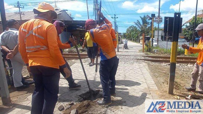 FLLAJ meninjau perlintasan sebidang tanpa palang pintu di Desa Aryojeding Rejotangan Tulungagung Buntut Kecelakaan Kereta Api dengan Pickup, Perlintasan di Tulungagung Dipatok Besi