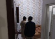 Petugas mendatangi kamar pasangan bukan suami istri saat razia menjelang coblosan 3 Pasangan Bukan Suami Istri di Tulungagung Digrebek Satpol PP