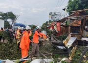 angin kencang terjadi di kabupaten sumedang jawa barat jabar sejumlah rumah warga rusak dan beberapa pohon tumbang usai diterj 169 31 Warga Terluka Terdampak Puting Beliung di Sumedang-Bandung
