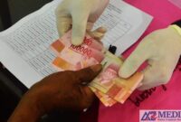 Warga menerima Bantuan Langsung Tunai Dana Desa (BLT-DD) di Balai Desa Tanjungkarang, Jati, Kudus, Jawa Tengah, Senin (18/5/2020). Pemerintah melalui Kementerian Desa, Pembangunan Daerah Tertinggal dan Transmigrasi memberikan BLT-DD sebesar Rp600 ribu per bulan per kepala keluara (KK) selama tiga bulan kepada 23.195 KK yang tersebar di willayah itu yang terdiri dari warga miskin, orang sakit kronis dan orang kehilangan pekerjaan akibat terdampak COVID-19. ANTARA FOTO/Yusuf Nugroho/wsj.