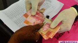 Warga menerima Bantuan Langsung Tunai Dana Desa (BLT-DD) di Balai Desa Tanjungkarang, Jati, Kudus, Jawa Tengah, Senin (18/5/2020). Pemerintah melalui Kementerian Desa, Pembangunan Daerah Tertinggal dan Transmigrasi memberikan BLT-DD sebesar Rp600 ribu per bulan per kepala keluara (KK) selama tiga bulan kepada 23.195 KK yang tersebar di willayah itu yang terdiri dari warga miskin, orang sakit kronis dan orang kehilangan pekerjaan akibat terdampak COVID-19. ANTARA FOTO/Yusuf Nugroho/wsj.