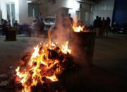 obaran api yang membakar kertas suara yang rusak dan sisa di gudang KPU KPU Tulungagung Bakar Ribuan Surat Suara Pemilu 2024