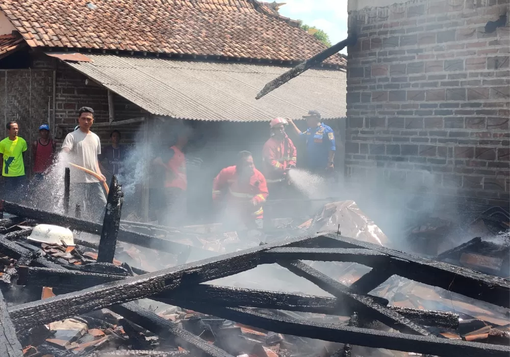 20240321 183237 0000 387323992 Lupa Matikan Kompor, Rumah Seorang Lansia Ludes Terbakar.