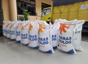 FOTO 18 Nov penyaluran beras Stabilisasi Pasokan dan Harga Pangan SPHP 1 Bulog Cabang Tulungagung Jamin Keamanan Stok Beras Jelang Ramadan 2024