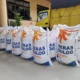 FOTO 18 Nov penyaluran beras Stabilisasi Pasokan dan Harga Pangan SPHP 1 Bulog Cabang Tulungagung Jamin Keamanan Stok Beras Jelang Ramadan 2024