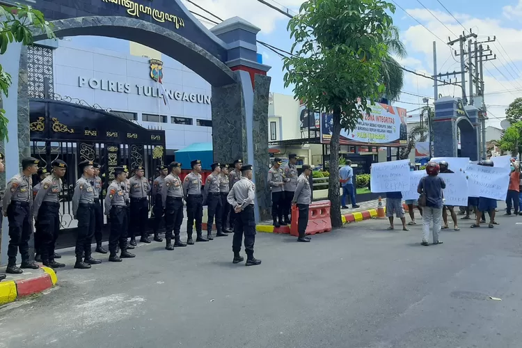 Unjuk2 3653918003 Pertanyakan Netralitas Polri dalam Pemilu 2024, Kelompok Perkumpulan Tulungagung Bersatu Gelar Unjuk Rasa di Polres Tulungagung.