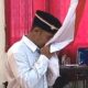 W mencium bendera merah putih usai mengucap ikrar setia Napi Terorisme di Lapas Tulungagung Bebas Murni, Dapat Remisi 3 Bulan Usai Ikrar Setia NKRI.