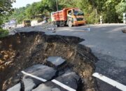 antarafoto jalan nasional ambles 250417 sis 2 Tiga Bulan, Jalan Utama Pagerwojo-Sendang Tulungagung Tak Kunjung Diperbaiki, Warga Khawatir Makin Membahayakan