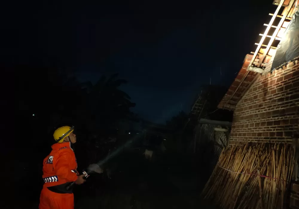 asbes rusak 2832145874 Diterjang Angin Puting Beliung, 13 Rumah di Boyolangu Tulungagung Rusak