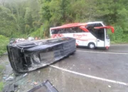 bus terguling tikungan lgf 3040381377 2 1 2635594816 Elf Berisi Mahasiswa Terguling di Jalur Cemorosewu-Sarangan