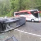 bus terguling tikungan lgf 3040381377 2 1 2635594816 Elf Berisi Mahasiswa Terguling di Jalur Cemorosewu-Sarangan
