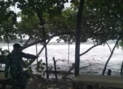 gelombang tinggi 2131368551 Cuaca Buruk, Gelombang Laut di Pantai Selatan Tulungagung Bikin Nelayan Ngeri