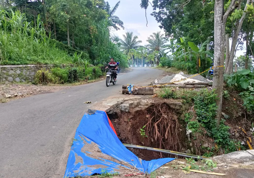 jalan rusak 2260093881 Tiga Bulan, Jalan Utama Pagerwojo-Sendang Tulungagung Tak Kunjung Diperbaiki, Warga Khawatir Makin Membahayakan