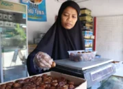 pedagang kurma 955876328 Laris Manis! Buah Kurma Assad dan Sukari Diburu Konsumen selama Ramadan di Tulungagung.
