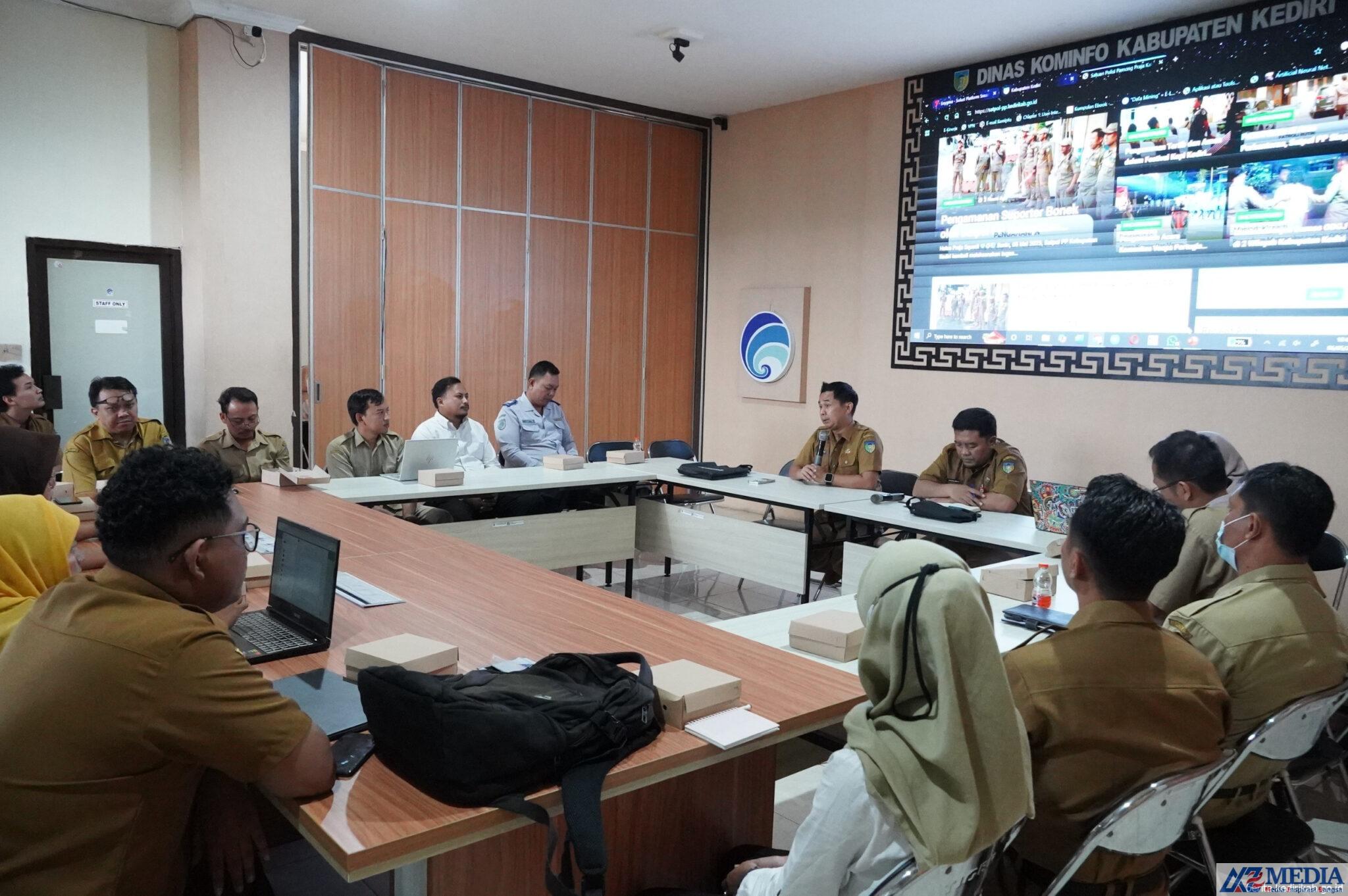 WhatsApp Image 2025 05 06 at 12 15 16 scaled Diskominfo Kabupaten Kediri gelar rapat koordinasi untuk evaluasi, integrasi, dan pemutakhiran data dalam mendukung program Satu Data Kabupaten Kediri.