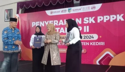 Screenshot 20251001 112109 Chrome 3058230937 204 SK PPPK Formasi 2024 Diserahkan Wakil Bupati Kediri, Begini Pesan Mas Dhito